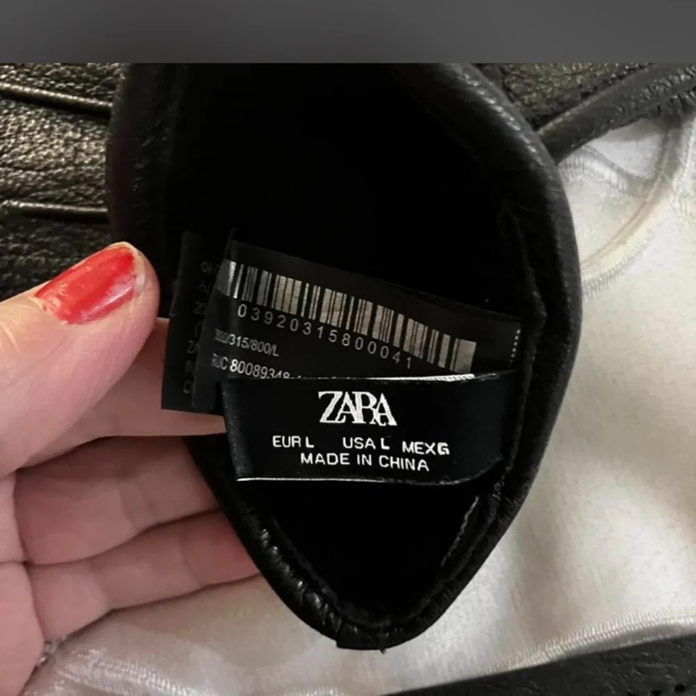 Zara Women’s Classic Black Gloves